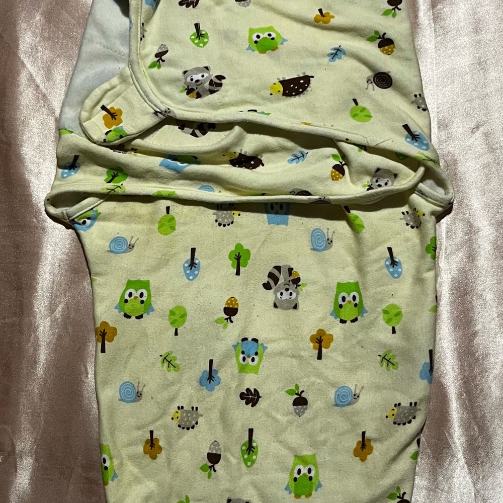 SwaddleMe Newborn Sleep Sack - Pastel yellow with animal print and Velcro🏕️